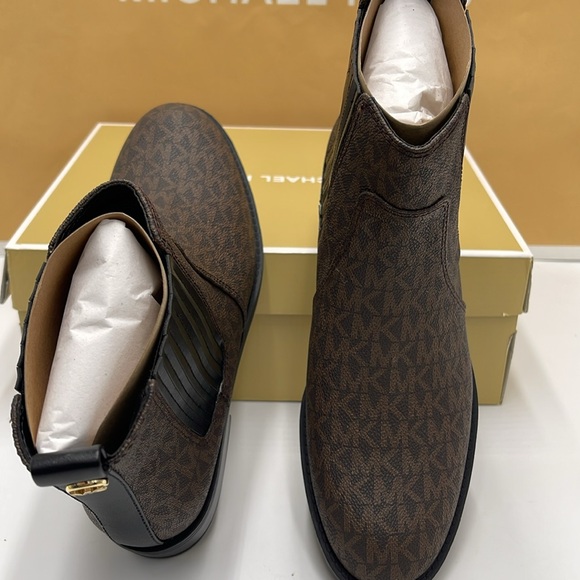 Michael Kors ELLA FLAT BOOTIE MK SIG SM
49F4ELFE5B
BROWN - Picture 12 of 16